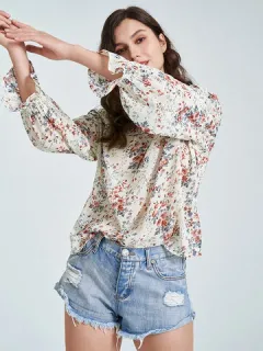 Blusa con estampado floral aleatorio