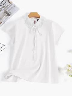 Blusa informal con lazo en la solapa y cuentas