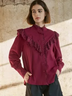 Blusa con botones en la parte delantera y volantes de encaje