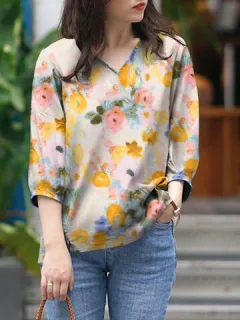 Blusa con cuello en V y estampado floral