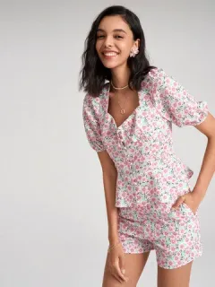 Blusa fruncida con lazo y estampado floral