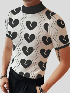 Camiseta con cuello medio y estampado de corazones