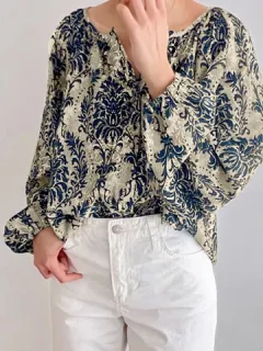 Blusa con botones y estampado de flores en toda la prenda