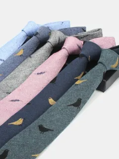 Cotton tie with bird feathers