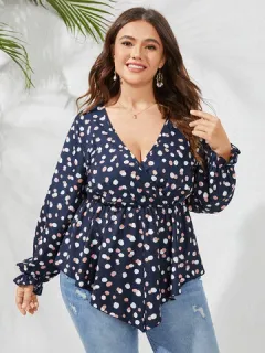 Blusa con dobladillo asimétrico de lunares de talla grande