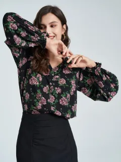 Blusa con botones en la parte delantera y estampado de rosas