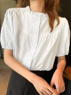 Blusa con ribete de encaje y cuello alzado