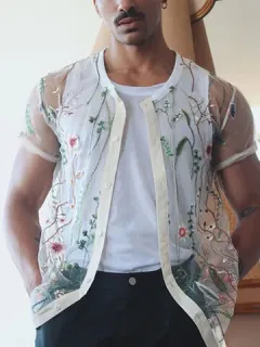 Camisa de moda transparente fina con bordado floral de planta para hombres