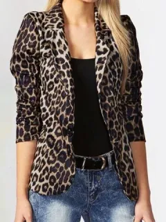 Traje de solapa con botones y estampado de leopardo