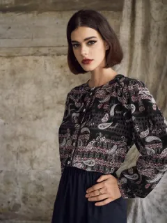 Blusa vintage con botones y estampado de paisley