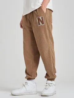 Corduroy con parche de letras y puños Pantalones