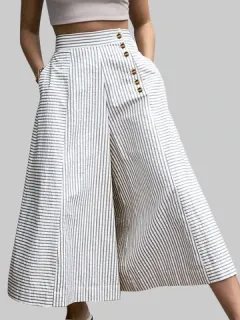 Culottes con botones y estampado de rayas