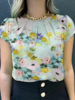 Blusa plisada con estampado floral de acuarela