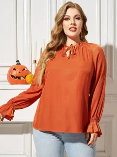 Blusa con cuello en V y volantes de Halloween talla grande