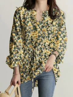 Blusa con cordones y estampado floral por toda la prenda