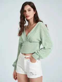 Blusa corta con cuello en V cruzada sólida