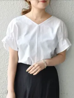 Blusa con cuello en V y mangas con volantes sólidos