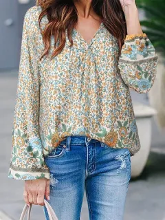 Blusa con cuello en V y estampado floral por toda la prenda