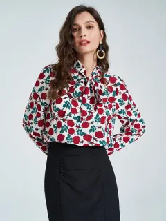 Blusa con lazo y estampado de rosas por toda la prenda