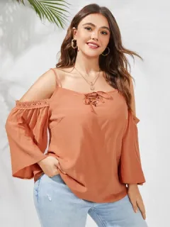 Blusa con ribete de encaje con hombros descubiertos de talla grande